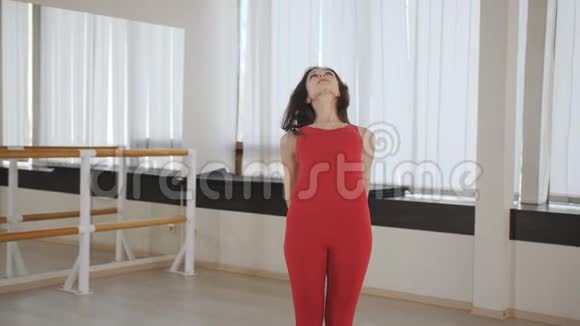 穿红色运动组合瑜伽工作室的女人带着一面大镜子视频的预览图