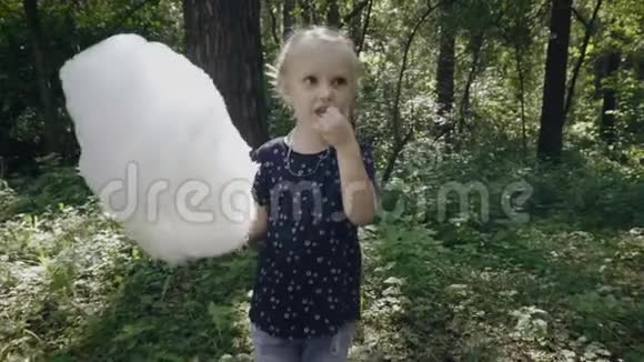 可爱的小女孩在吃棉花糖视频的预览图