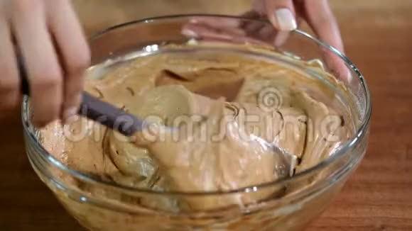 女性手用刮刀搅拌巧克力面糊视频的预览图