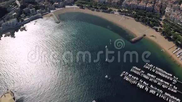 地中海圣菲利乌德吉克斯尔斯市港口游艇夏季西班牙4K无人驾驶飞机视频的预览图
