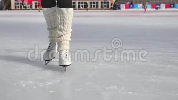 在4k冰场室外提供近距离溜冰鞋视频的预览图