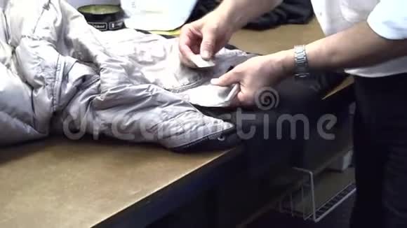男人缝一件夹克视频的预览图