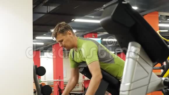 人在健身房锻炼模拟器体育运动健康生活方式视频的预览图