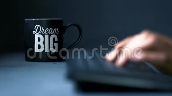 梦中人打字时的大咖啡杯视频的预览图