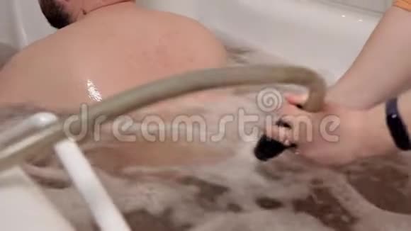 一个男人在洗澡的时候在水疗中心做水疗按摩水下按摩水疗程序视频的预览图