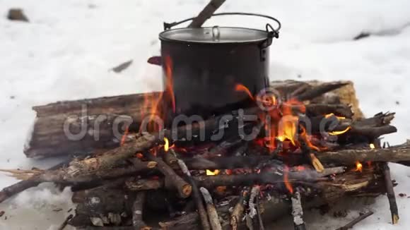 冬季徒步森林里的小篝火火上的锅视频的预览图
