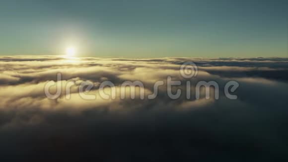用美丽的太阳光飞越移动的云景适合影院背景数码构图视频的预览图