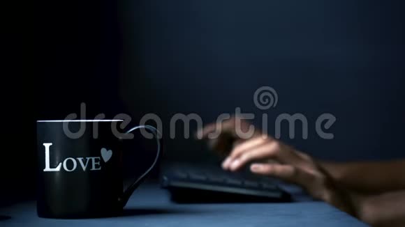 爱的名言写在咖啡杯旁男人打字视频的预览图