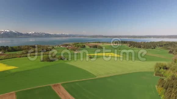 从空中俯瞰到奇姆西靠近德国巴伐利亚奇明视频的预览图