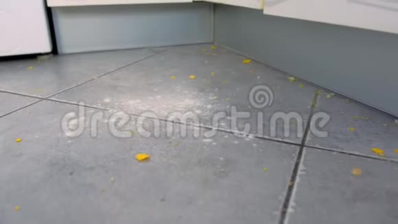 肮脏的厨房地板上有食物剩菜面粉玉米片后烹饪特写镜头视频的预览图
