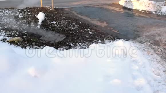 蒸汽是从卫生下水道覆盖在雪事故融化的雪雪飘到附近视频的预览图