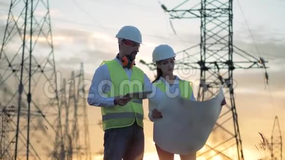 在高压线路电压线路电压电力线附近与工程项目合作的工程师视频的预览图