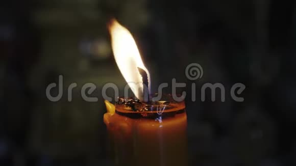 在黑色背景上燃烧蜡烛一支黑色背景上燃烧的蜡烛视频的预览图