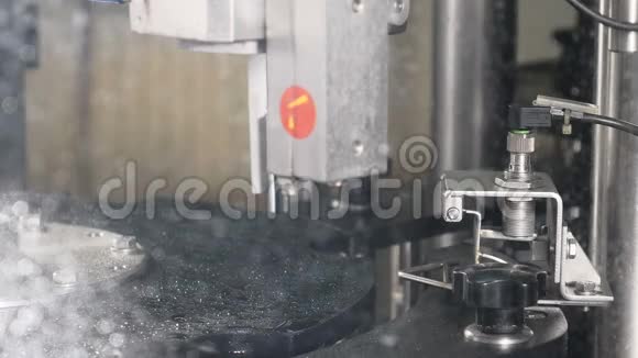 机器人触摸生产机器的特写镜头瓶盖适用于传送带上的啤酒瓶技术视频的预览图