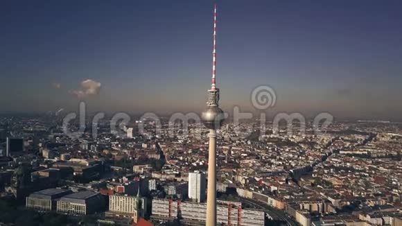 从亚历山大广场看到柏林中心城市景观的鸟瞰图德国视频的预览图