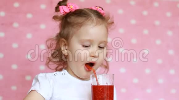 小女孩用吸管喝一杯浆果冰沙视频的预览图