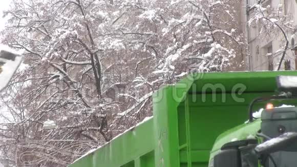 大雪过后拖拉机清了道路视频的预览图