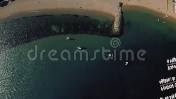 地中海圣菲利乌德吉克斯尔斯市港口游艇夏季西班牙4K无人驾驶飞机视频的预览图