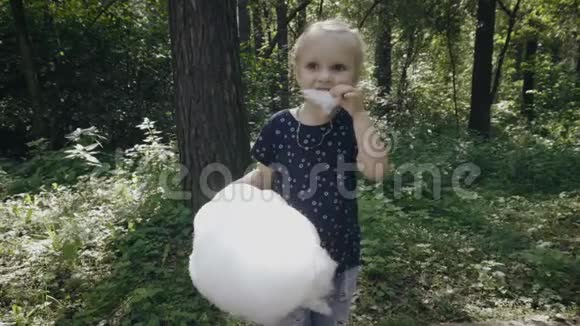 可爱的小女孩在吃棉花糖视频的预览图