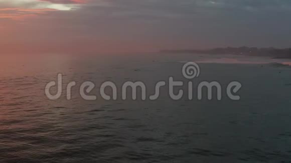 在日落时间飞行美丽的红天云海4空中全景海洋日出海面日落时间视频的预览图