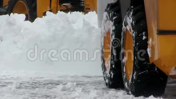 冬季迷你卡车清扫道路视频的预览图