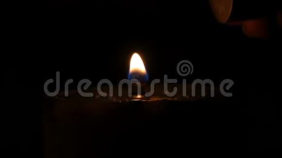 在黑暗中在其他蜡烛的帮助下点燃蜡烛关闭视野视频的预览图