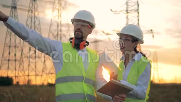 工程技术人员在高压线路电压线路电压电力线附近与建设项目合作视频的预览图