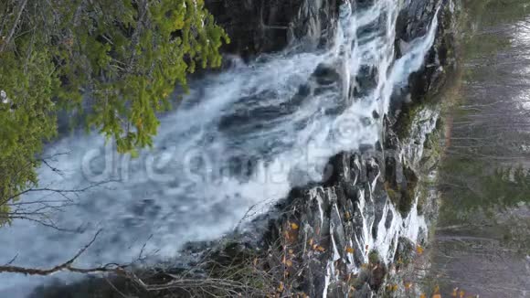 美丽的山瀑布休息旅行者的地方垂直视频格式视频的预览图