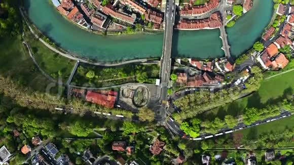 瑞士伯尔尼老城的高空俯视图视频的预览图