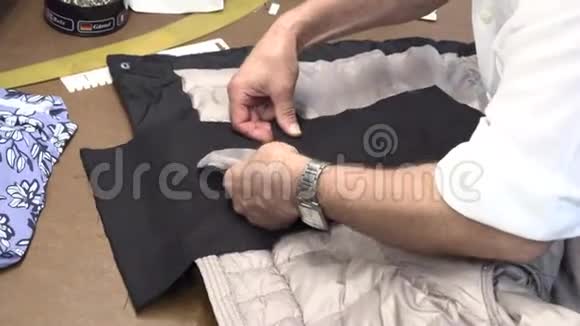 男人缝一件夹克视频的预览图