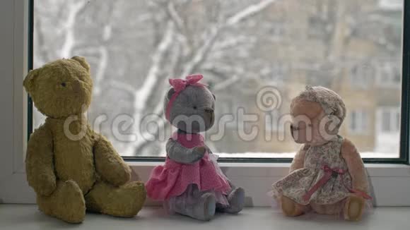 玩具和雪落在窗外视频的预览图