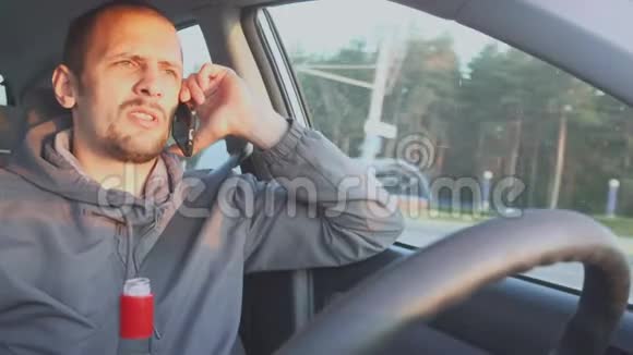 不负责任的人开着车用手机说话从瓶子里喝伏特加视频的预览图