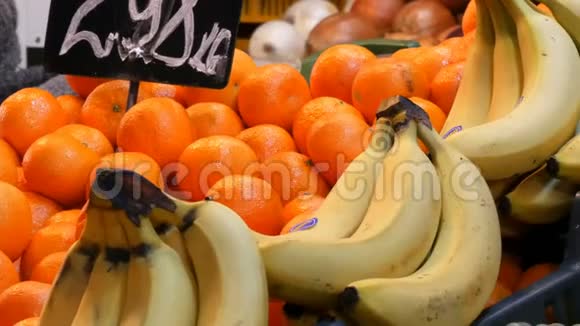 中央市场大厅柜台上有各种不同的水果香蕉和橘子健康食品维生素视频的预览图