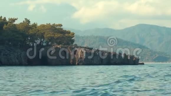 布满森林和岩石的山脉的海洋景观视频的预览图