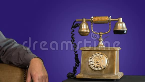 一部老式手机打电话等着紧张的MF视频的预览图