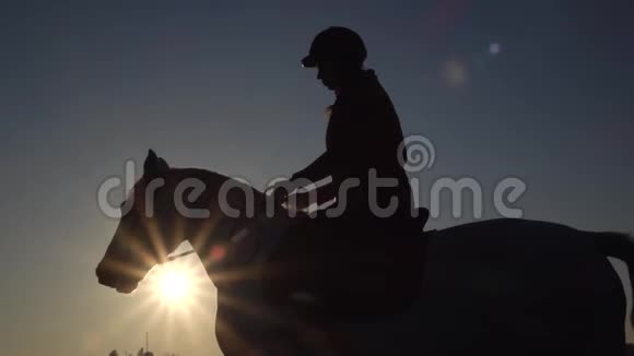 马女在日落时亲吻一匹马慢动作视频的预览图