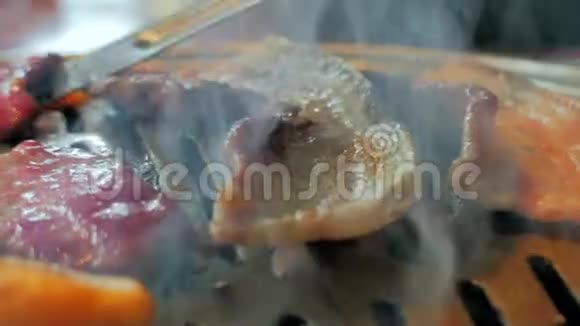 餐厅提供韩式烧烤在热烤架上煎一片培根视频的预览图
