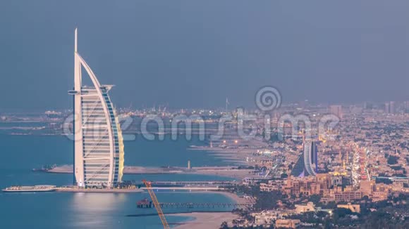 阿联酋朱美拉海滩和迪拜天际线的鸟瞰图视频的预览图