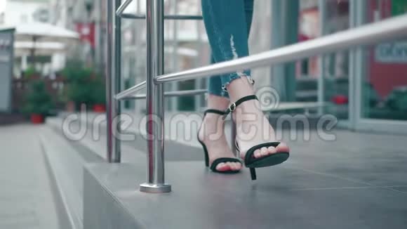 女人高跟鞋的腿视频的预览图