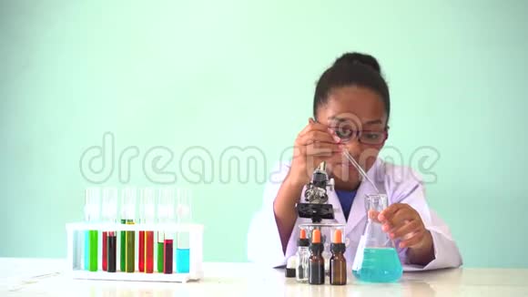 年轻的非裔美国人做化学实验视频的预览图