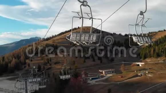 春天日落时空的滑雪椅视频的预览图