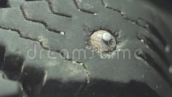 一个旧轮胎上的钢钉的高度特写视频的预览图