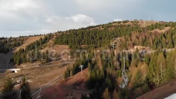 春天日落时空的滑雪椅视频的预览图