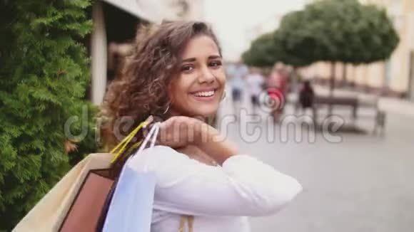 在购物的女人快乐的女人带着购物袋在购物中享受消费主义购物生活方式观念视频的预览图