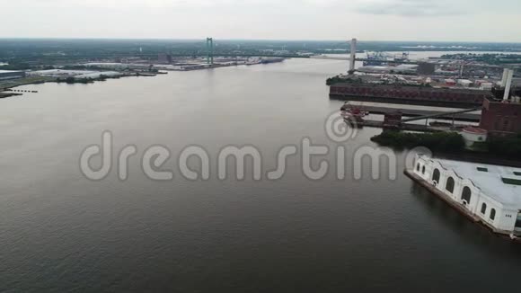 沿着特拉华河驶向费城惠特曼桥视频的预览图
