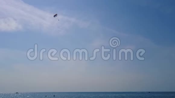 动力艇在天空中拉降落伞视频的预览图