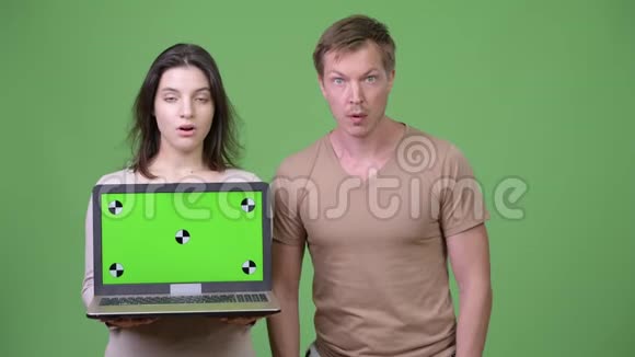年轻夫妇带着笔记本电脑看上去很震惊视频的预览图