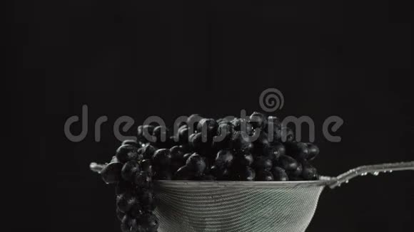 在视频中我们看到葡萄在筛子中在视频的中间水从顶部开始下降摄像机从视频的预览图