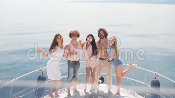 豪华度假快乐的年轻男女朋友跳舞在帆船甲板上享受乐趣微笑视频的预览图