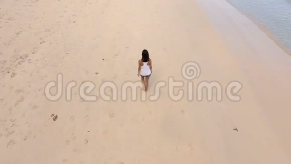 塞舌尔博瓦隆海滩5号美丽女孩漫步的鸟瞰图视频的预览图
